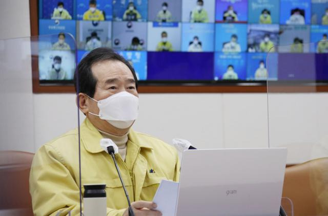 정세균 국무총리가 24일 오후 정부서울청사에서 열린 신종 코로나바이러스 감염증(코로나19) 대응 중앙재난안전대책본부(중대본) 회의에서 발언하고 있다. 연합뉴스
