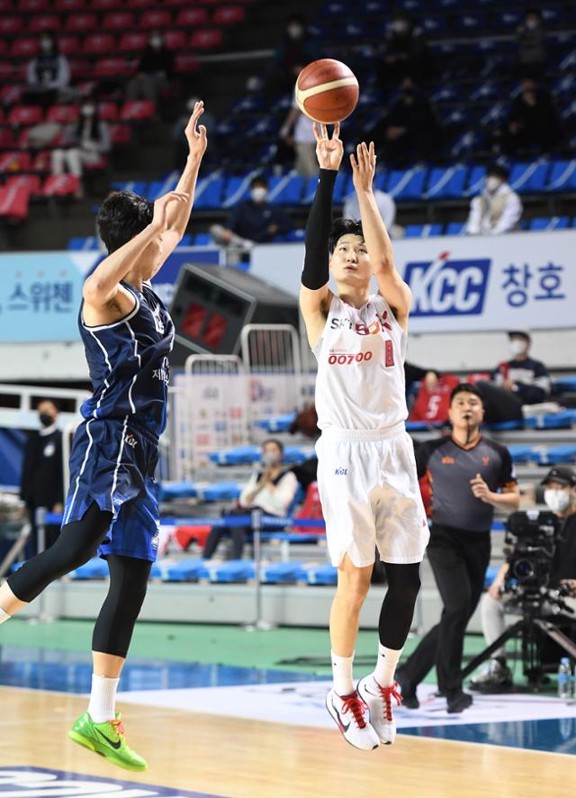 서울 SK 안영준이 24일 전주실내체육관에서 열린 전주 KCC전에서 3점슛을 쏘고 있다. KBL 제공