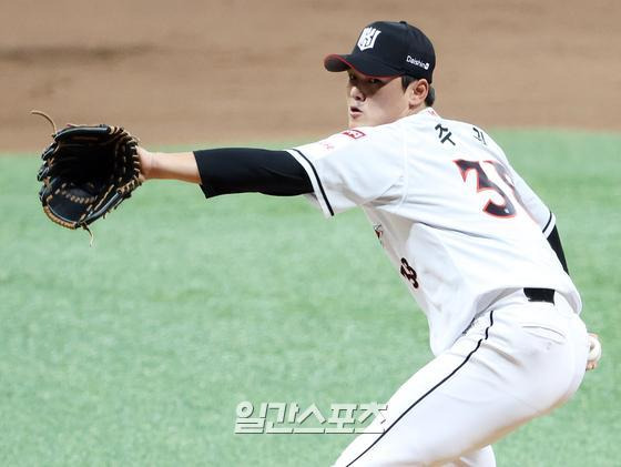 프로야구 2020 KBO 포스트시즌 플레이오프 1차전 kt위즈와 두산베어스의 경기가 9일 오후 서울 고척스카이돔에서 열렸다. 7회초 주권이 구원등판해 공을 던지고 있다. 고척=김민규 기자 kim.mingyu@joongang.co.kr /2020.11.09/