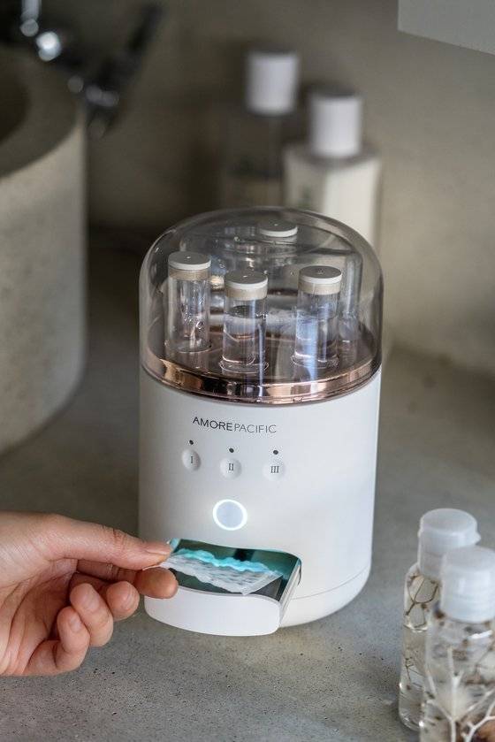 피부 고민에 맞춰 즉석에서 앰풀을 배합해 나만의 토너 패트를 만들어주는 기기. 사진 아모레퍼시픽