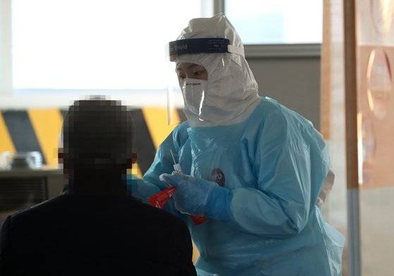 지난 20일 광주 북구선별진료소 의료진이 신종 코로나바이러스 감염증 검체를 채취하고 있다. 본 기사와는 관련 없음. 연합뉴스