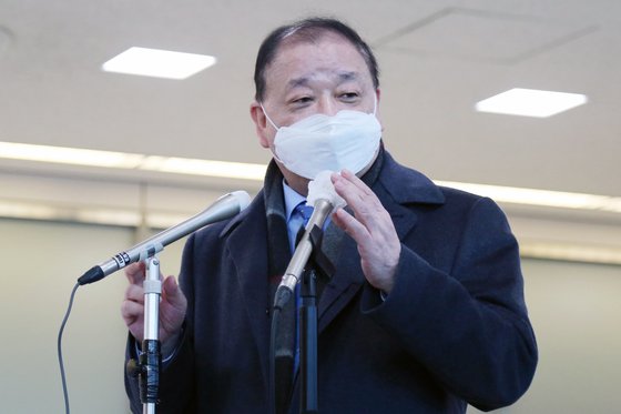 강창일 신임 주일본한국대사가 22일 오후 일본 나리타 국제공항에 도착해 기자들의 취재에 응하고 있다. 강 대사는 이 자리에서 "2015년 한일 위안부 합의는 파기되지 않았다"고 말했다. [연합뉴스]