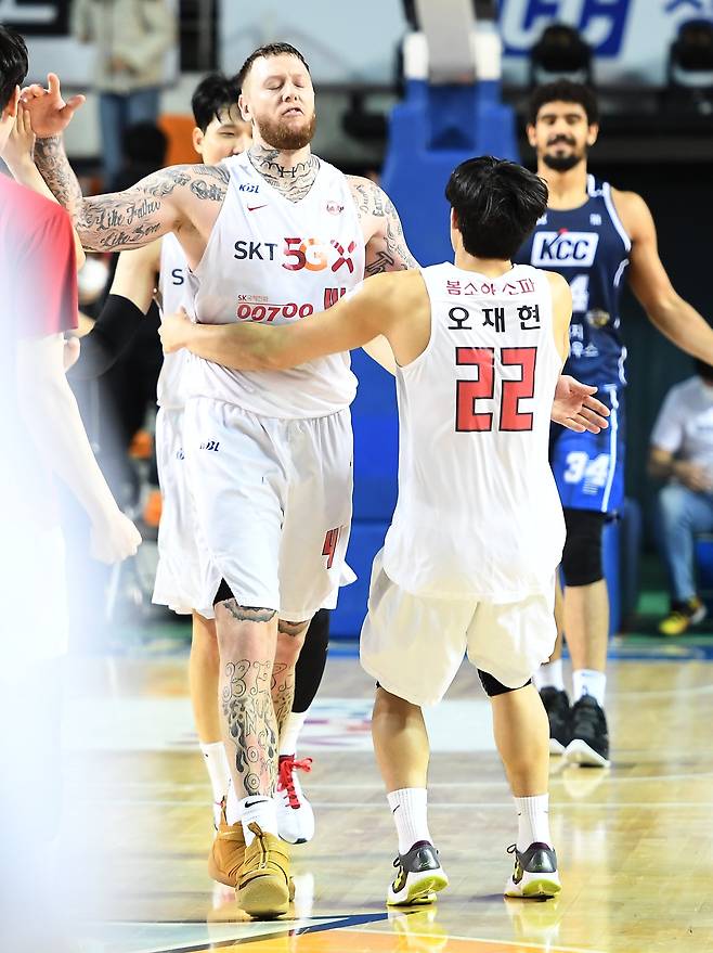 극적인 위닝샷으로 KCC 연승을 행진을 막아선 SK 미네라스(왼쪽). [사진 KBL]