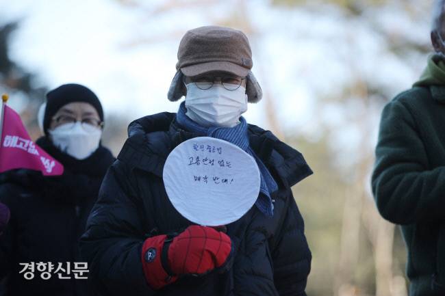 한진중공업 해고노동자인 김진숙 민주노총 부산본부 지도위원이 도보투쟁 이틀째인 2020년 12월 31일 경남 밀양시 삼랑진역을 향해 걷고 있다.그는  자신의 복직을 위해 청와대 앞에서 동조 단식 중인 동료들과 중대재해기업 피해 유가족들을 위해 청와대까지 도보투쟁에 들어갔다. 김 지도위원은 12월 30일 부산 호포역을 출발했다. 권도현 기자