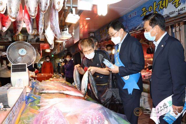 경북 경주시가 코로나19로 어려움을 겪는 소상공인들을 돕기 위해 공유재산 임대료를 감면한다. 사진은 지난해 추석을 맞아 지역 전통시장을 찾은 주낙영 경주시장 모습. 경주시 제공