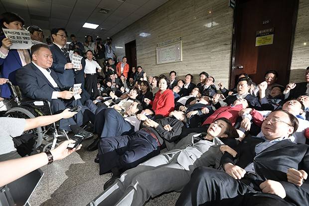 나경원 원내대표 등 자유한국당 의원들이 26일 사법개혁특위가 열리는 국회 회의실 앞을 점거하며 이상민 위원장 등 참석자 진입을 막고 있다. 2019.4.26 [사진=매경DB]