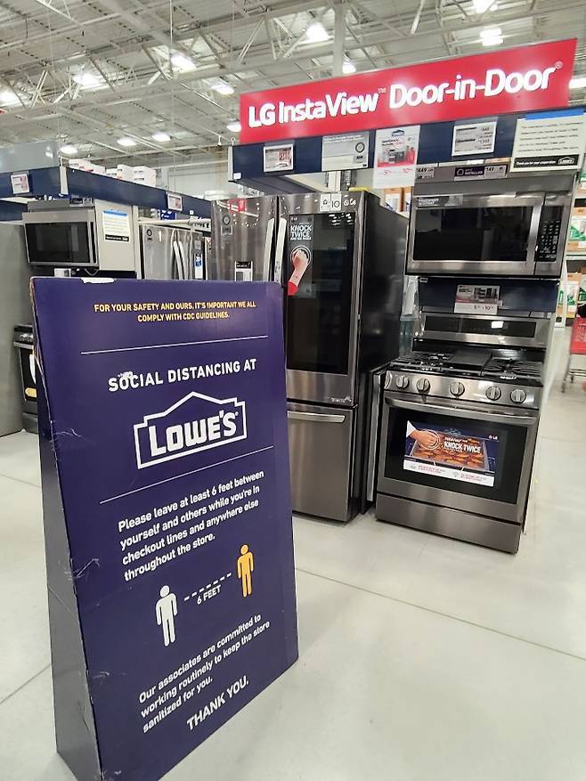 LG전자 제품 역시 로우스 가전 매장의 상당 부분을 차지하고 있었고 가격은 베스트바이, 홈 디포 등 다른 유통채널 가격과 차이가 없었습니다. [박용범 특파원]