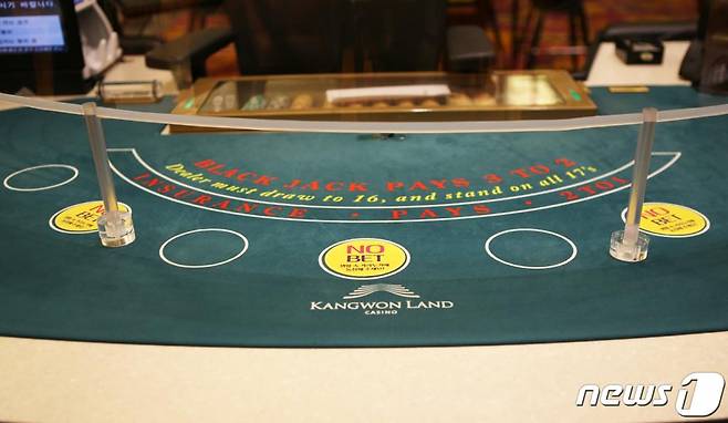 강원랜드 카지노 일반영업장 바카라 테이블에 설치된 비말가림막. 강원랜드는 코로나19 확산방지를 위해 테이블게임 진행 시 혹시나 모를 비말 전파를 막고자 고객과 직원 간 비말가림막을 설치했다고 밝혔다. /사진=강원랜드, 뉴스1