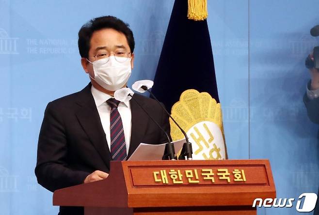 민병덕 더불어민주당 의원이 22일 오후 국회 소통관에서 코로나바이러스 감염증 극복을 위한 손실보상 및 상생에 관한 특별법안 발의 관련 기자회견을 하고 있다. /사진=뉴스1