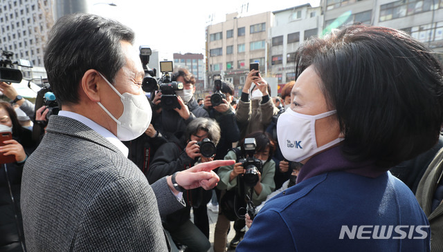 이달 23일 오전 서울 중구 남대문시장에서 서울시장 보궐선거 경선에 나서는 우상호 더불어민주당 의원과 박영선 전 중소벤처기업부 장관이 인사를 나누고 있다. / 사진제공=뉴시스