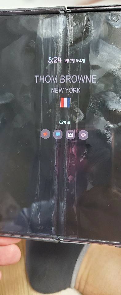 갤럭시Z폴드2의 내부 액정 필름이 들뜬 모습. [독자 제공]