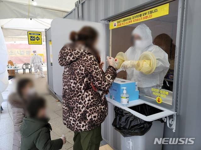 [수원=뉴시스] 박종대 기자= 경기도교육청 소속 보건교사 코로나19 의료봉사 참여 현장. 2021.1.24. pjd@newsis.com (사진=경기도교육청 제공)