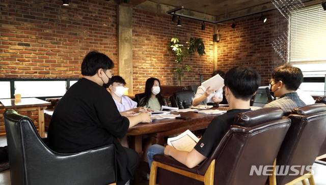 합천원폭자료관에서 기록물 정리 작업을 하고 있는 기억연구회 그늘 그들과 늘.