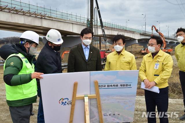 [진주=뉴시스] 조규일 진주시장과 강민국 국회의원이 24일 금산교 공사 현장을 방문해 공사 관계자들을 격려했다.