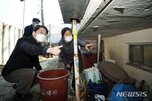 [서울=뉴시스]최동준 기자 = 서울시장 보궐선거 출마를 선언한 안철수 국민의당 대표가 24일 서울 구로구의 한 노후아파트를 방문해 시설을 살펴보고 있다. (공동취재사진) 2021.01.24. photo@newsis.com