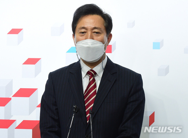 [서울=뉴시스]최동준 기자 = 서울시장 보궐선거에 도전한 오세훈 전 서울시장이 24일 서울 여의도 국민의힘 중앙당사에서 서울시장 보궐선거 공천 신청자 면접을 마친 뒤 취재진의 질문에 답하고 있다. (공동취재사진) 2021.01.24. photo@newsis.com