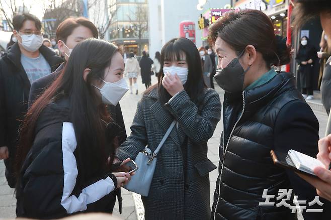 서울시장 보궐선거에 출마한 나경원 전 의원이 24일 오후 서울 마포구 홍대문화거리를 찾아 나들이를 나온 시민들과 대화를 나누고 있다. 황진환 기자