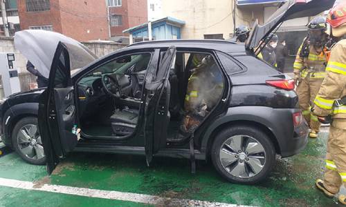 23일 오후 4시 11분께 대구 달서구 유천동 한 택시회사에 설치된 공용 전기차충전기에서 충전 중이던 전기차 코나EV에서 원인을 알 수 없는 불이 났다. 출동한 소방대원들이 진압 작업을 하고 있다. 연합뉴스