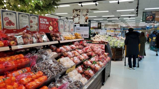 서울 시내의 한 대형마트를 찾은 소비자가 상품을 둘러보고 있다. /박민주 기자