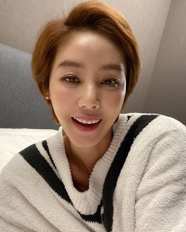 On the 23rd, Kim Sung-ryung posted several photos on his Instagram.Kim Sung-ryung said, I left a selfie before I came back and washed my face.Kim Sung-ryung in the photo is taking a selfie with a sophisticated short cut and a warm knit.Kim Sung-ryung, in particular, attracted attention because he boasted beautiful looks while he was 55 years old.Meanwhile, Kim Sung-ryung appeared on TVN I am alive last year./ Photo = Kim Sung-ryung Instagram