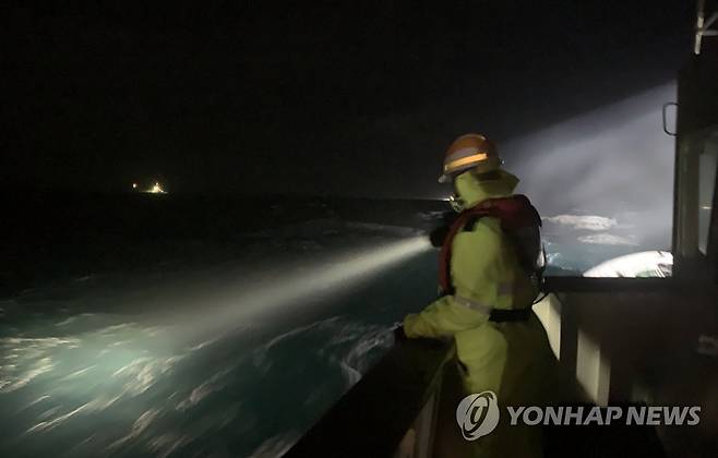 해경, 거제 해상 침몰 선박 야간 수색 중 (거제=연합뉴스) 통영해양경찰이 23일 오후 경남 거제시 남부면 갈곶도 남동쪽 1.11㎞ (0.6해리) 해상에서 침몰한 339t급 대형선망 A호의 실종자에 대해 야간 수색 작업을 하고 있다. 2021.1.23 [통영해경 제공. 재판매 및 DB 금지] image@yna.co.kr