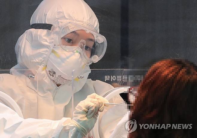 서울역광장 임시선별검사소 [연합뉴스 자료사진]