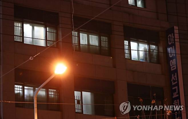 코로나19 무더기 확진자 나온 비인가 교육시설 (대전=연합뉴스) 김준범 기자 = 24일 오후 신종 코로나바이러스 감염증(코로나19) 확진자가 무더기로 나온 대전시 중구 대흥동 IEM국제학교에 불이 켜져 있다. 대전시에 따르면 이날 IM선교회에서 운영하는 IEM국제학교 학생인 전남 순천 234번과 경북 포항 389번이 확진된 데 이어 대전에서 학생과 교직원 125명(대전 961∼1천85번)이 더 확진 판정을 받았다. 2021.1.24 psykims@yna.co.kr