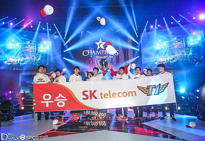 2013-14 LCK 윈터 우승 세리머니를 하는 SK텔레콤 T1 K 선수단.