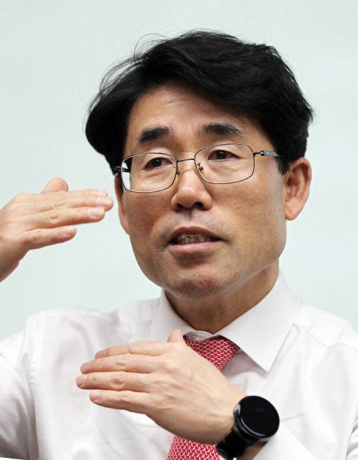 김영기 금융보안원장이 이데일리와의 인터뷰에서 분산ID(DID) 기술표준 개발 및 인증시장 전망, 마이데이터 사업 등에 대해 설명하고 있다.(사진=김태형 기자)