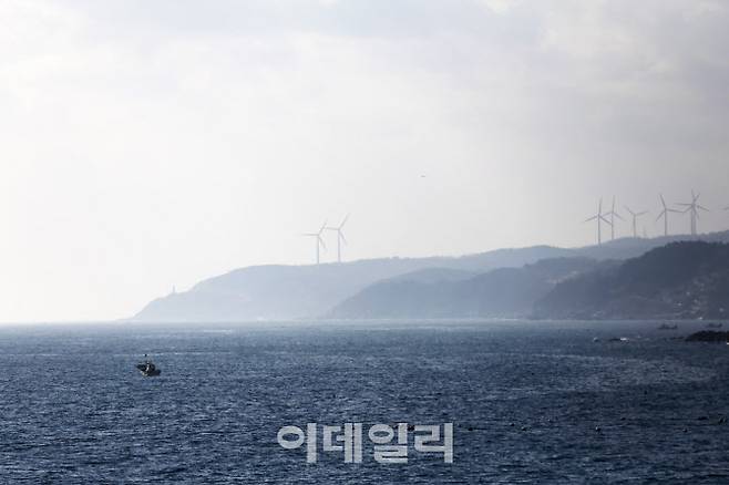 죽도산해안데크길에서 바라본 영덕의 바다와 풍력발전단지