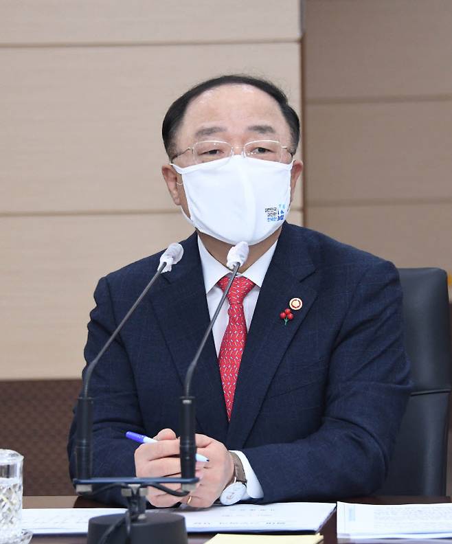 홍남기 부총리 겸 기획재정부 장관이 1월 25일 세종시 정부청사 기재부 대회의실에서 세종-서울간 화상으로 열린 확대간부회의를 주재하고 있다. (사진=기재부)