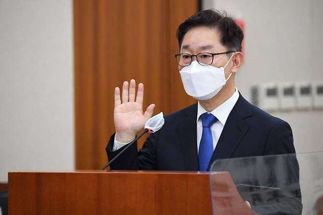 박범계 법무부 장관 후보자가 25일 오전 서울 여의도 국회 법제사법위원회 인사청문회에 출석, 선서하고 있다 (사진=연합뉴스)