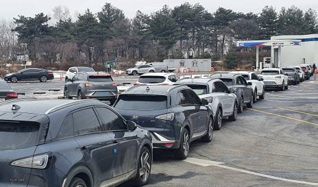 21일 강원 춘천시 중앙고속도로 춘천휴게소 내에 시범 운영을 시작한 수소충전소 앞으로 충전을 기다리는 차량이 길게 늘어서 있다. (사진=연합뉴스)