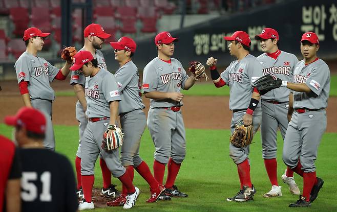 KBO 프로야구 SK 와이번스 야구단이 신세계그룹으로 매각이 협상중이다. 사진은 2020년 9월 16일 광주-기아챔피언스필드에서 열린 2020 KBO리그 SK 와이번스와 KIA 타이거즈의 경기에서 SK 선수들이 7-6 승리 후 자축하는 모습. [연합뉴스]