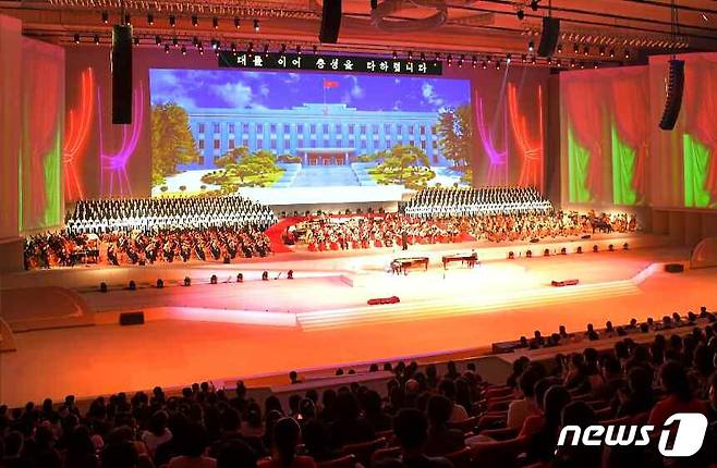 (평양 노동신문=뉴스1) =  제8차 당 대회 경축 대공연 '당을 노래하노라'가 지난 24일 막을 내렸다. [국내에서만 사용가능. 재배포 금지. DB 금지. For Use Only in the Republic of Korea. Redistribution Prohibited] rodongphoto@news1.kr