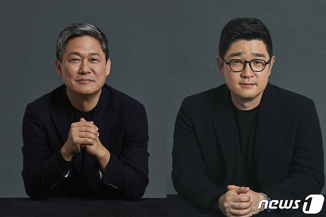 (왼쪽부터) 김성수 카카오M대표, 이진수 카카오페이지 대표.(카카오 제공)© 뉴스1