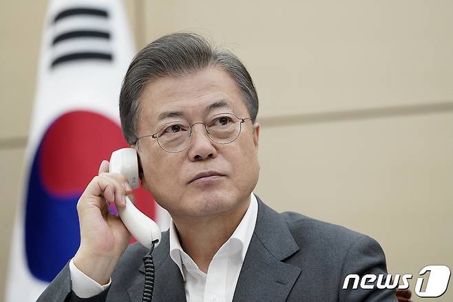 문재인 대통령이 지난해 4월10일 오후 청와대 여민관 소회의실에서 볼로디미르 젤렌스키 우크라이나 대통령과 통화하고 있다. (청와대 제공) 2020.4.10/뉴스1