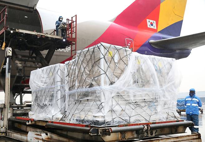아시아나항공 인천 화물터미널에 도착한 계란을 하기하고 있는 모습. (아시아나항공 제공)© 뉴스1