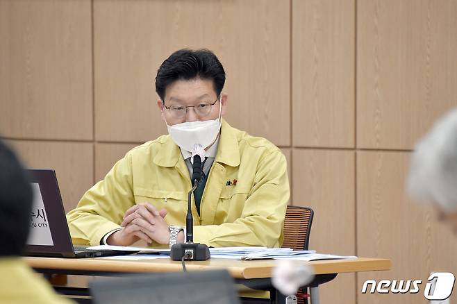 김정섭 시장이 25일 시청 대백제실에서 열린 코로나19 대책회의 및 주간업무보고회를 가지고 있다. © 뉴스1