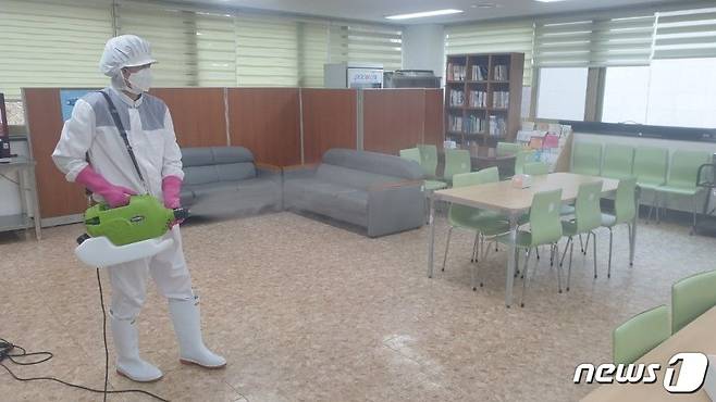 사회복지시설에 지원된 방역소독기로 소독하는 모습.(금산군 제공)© 뉴스1