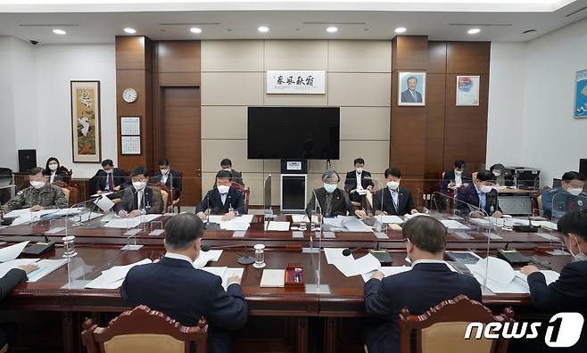 정은경 질병관리청장이 지난 15일 청와대 여민관 소회의실에서 문재인 대통령에게 코로나19 예방접종 준비 계획을 보고하고 있다. (청와대 제공) 2021.1.15/뉴스1