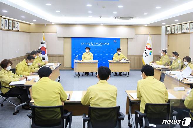 맹정호 서산시장이 25일 간부회의에서 코로나19 방역관련 내용을 보고받고 방역 고삐를 당길 것을 주문하고 있다. ©뉴스1