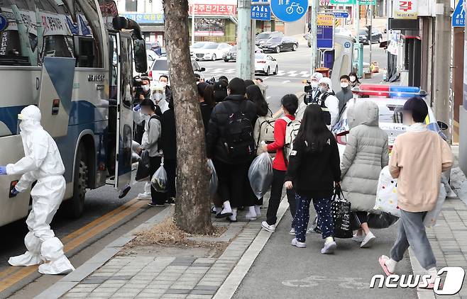 대전 중구 대흥동에 위치한 비인가 IEM국제학교에서 학생과 교직원 등 127명이 신종 코로나바이러스 감염증(코로나19) 확진 판정을 받았다. 25일 오후 IEM국제학교에서 생활치료센터로 이송 될 학생들이 차량으로 이동하고 있다. 2021.1.25/뉴스1 © News1 김기태 기자