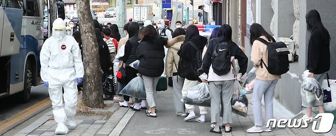 대전 중구 대흥동에 위치한 비인가 IEM국제학교에서 학생과 교직원 등 127명이 신종 코로나바이러스 감염증(코로나19) 확진 판정을 받았다. 25일 오후 IEM국제학교에서 생활치료센터로 이송 될 학생들이 차량으로 이동하고 있다. (자료사진) © News1 DB