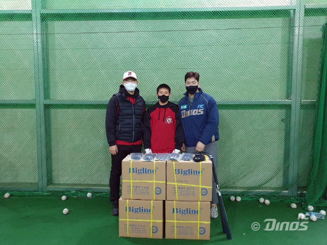 장충고 야구부에 야구 용품을 기증한 송명기(오른쪽). 사진제공=NC 다이노스
