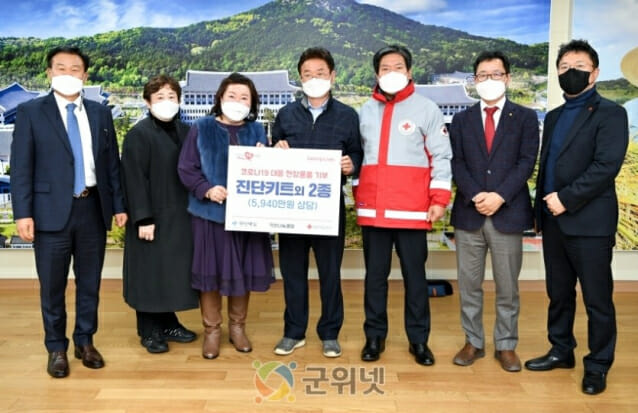 왼쪽에서부터 3번째가 김지향 대표, 4번째가 이철우 경북도지사.