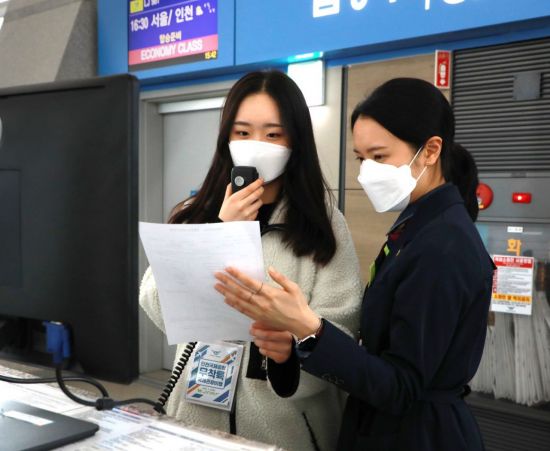 지난 23일 인천공항에서 서울 관광고 학생이 진에어 직원과 함께 운송 서비스 체험을 하고 있다.