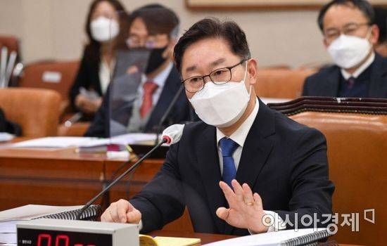 박범계 법무부 장관 후보자가 25일 국회 법제사법위원회에서 열린 인사청문회에 출석, 의원들 질의에 답변하고 있다./윤동주 기자 doso7@