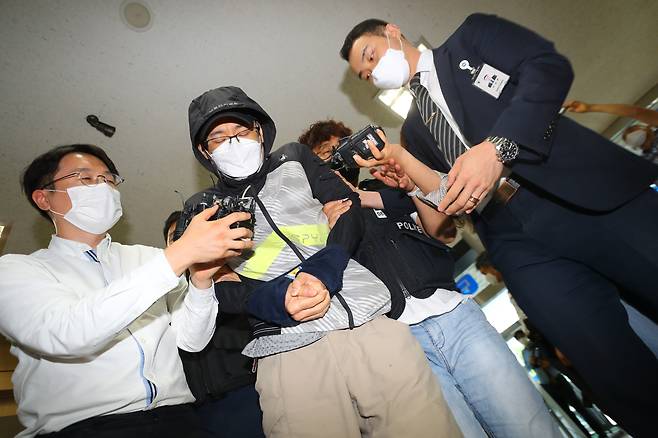 대구지법이 22일 고 최숙현 경주시청 트라이애슬론팀 선수에게 가혹행위를 하는 등의 혐의로 구속기소된 같은 팀 소속 운동처방사 안주현씨에게 징역 8년의 중형을 선고했다. 안주현씨의 모습(가운데). /조선일보DB