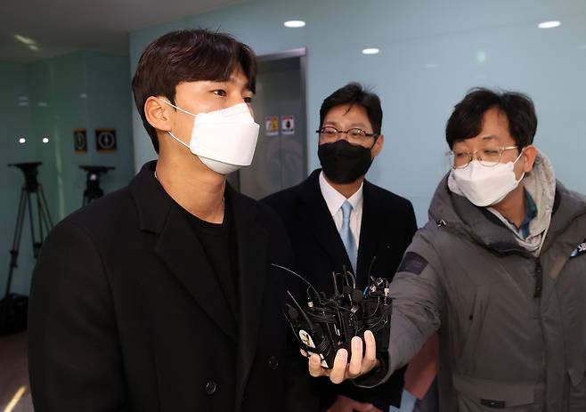 KT 주권이 25일 KBO 연봉조정위원회에 참석해 취재진의 질문에 답하고 있다. /연합뉴스